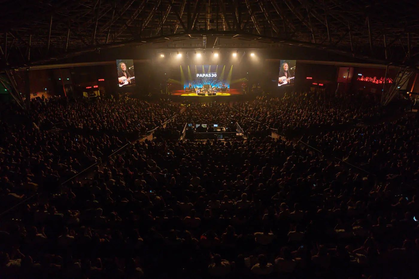 Arena lotada durante show Papas 30