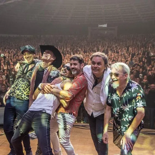 TNT no palco abraçados diante do público