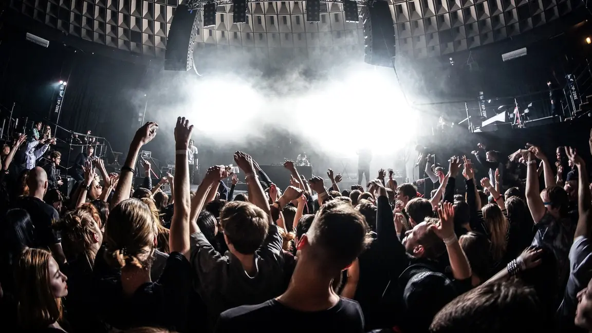 Público com as mãos para o alto em show
